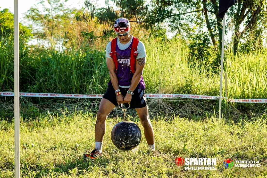 Carrying the Spartan ball and chain obstacle